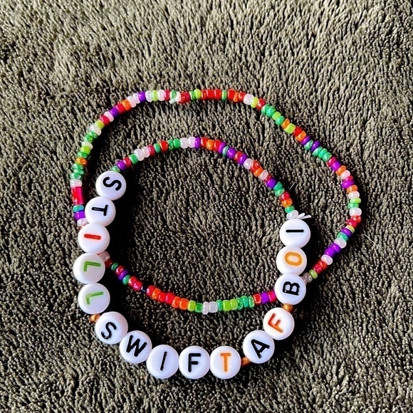 Taylor Swift Friendship bracelets—latest viral insta quote: “still swift af boi” - Picture 1 of 8